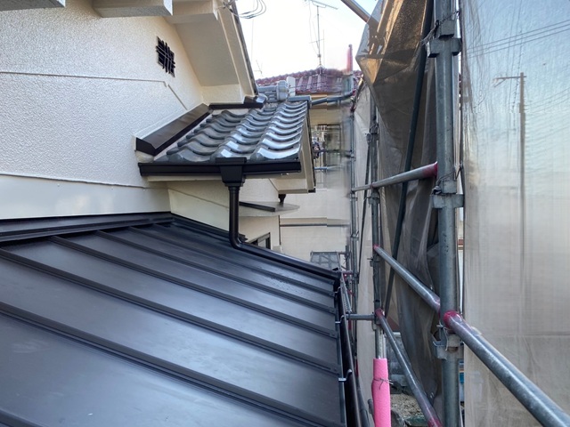 明石市　M様邸　雹被害により雨樋が破損。以前工事をしたお客様よりご依頼頂き、雨樋工事と追加で外壁塗装、立平葺き等の外装工事の施工をさせて頂きました。